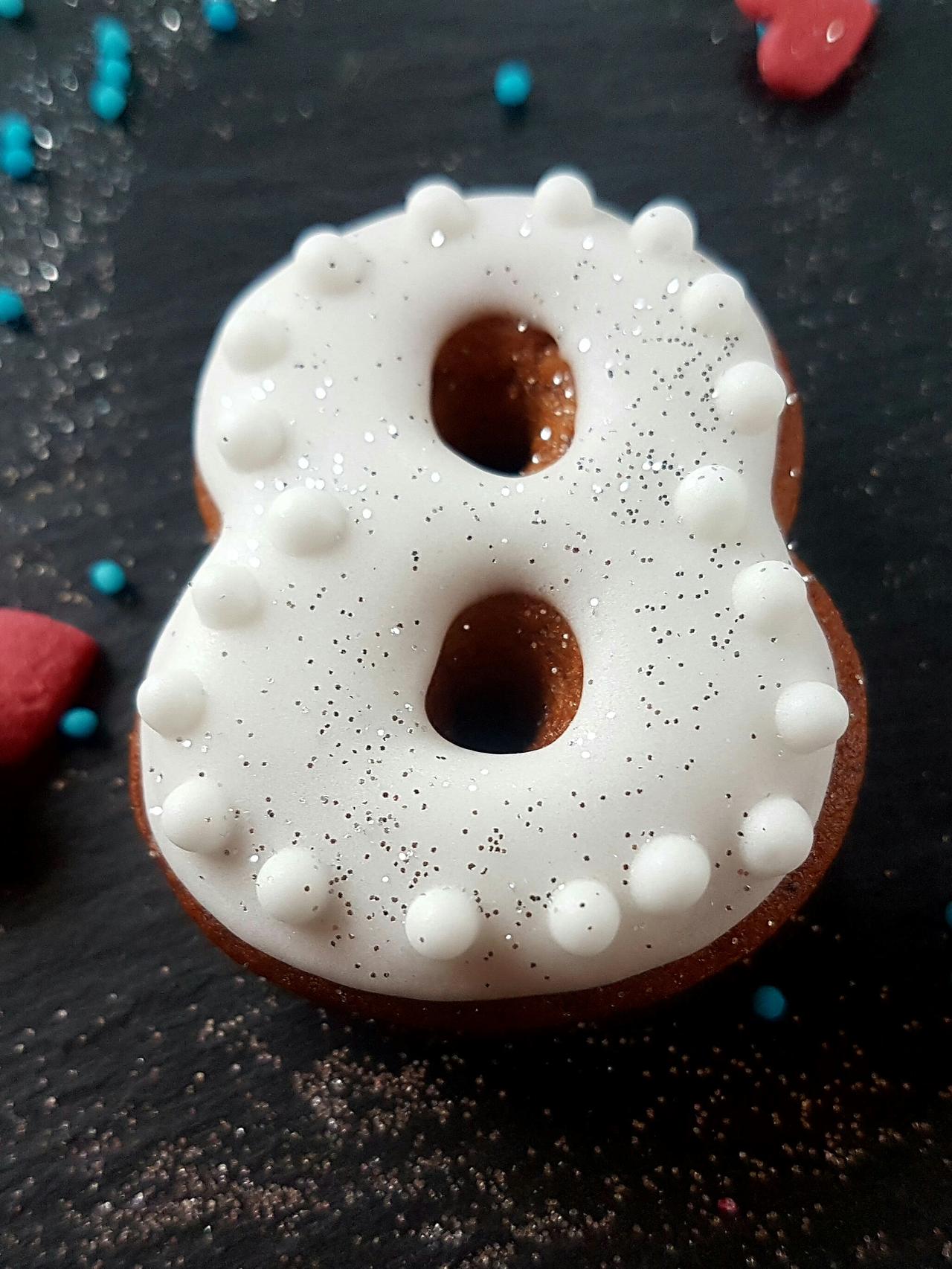 pierniczek z lukrem cyferka 8