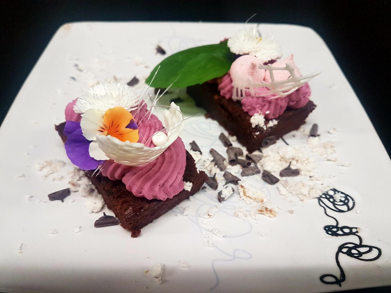 czekoladowy fonadant z jadalnymi kwiatami i kremem