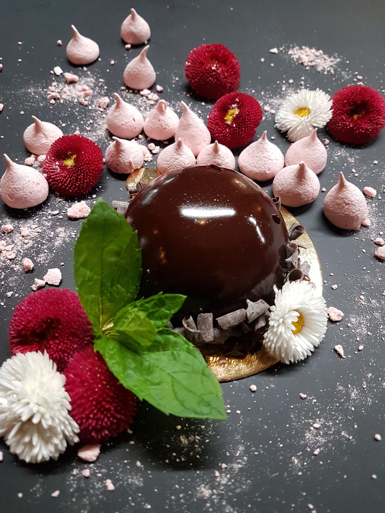 mus mango w otoczeniu jadalnych kwiatow