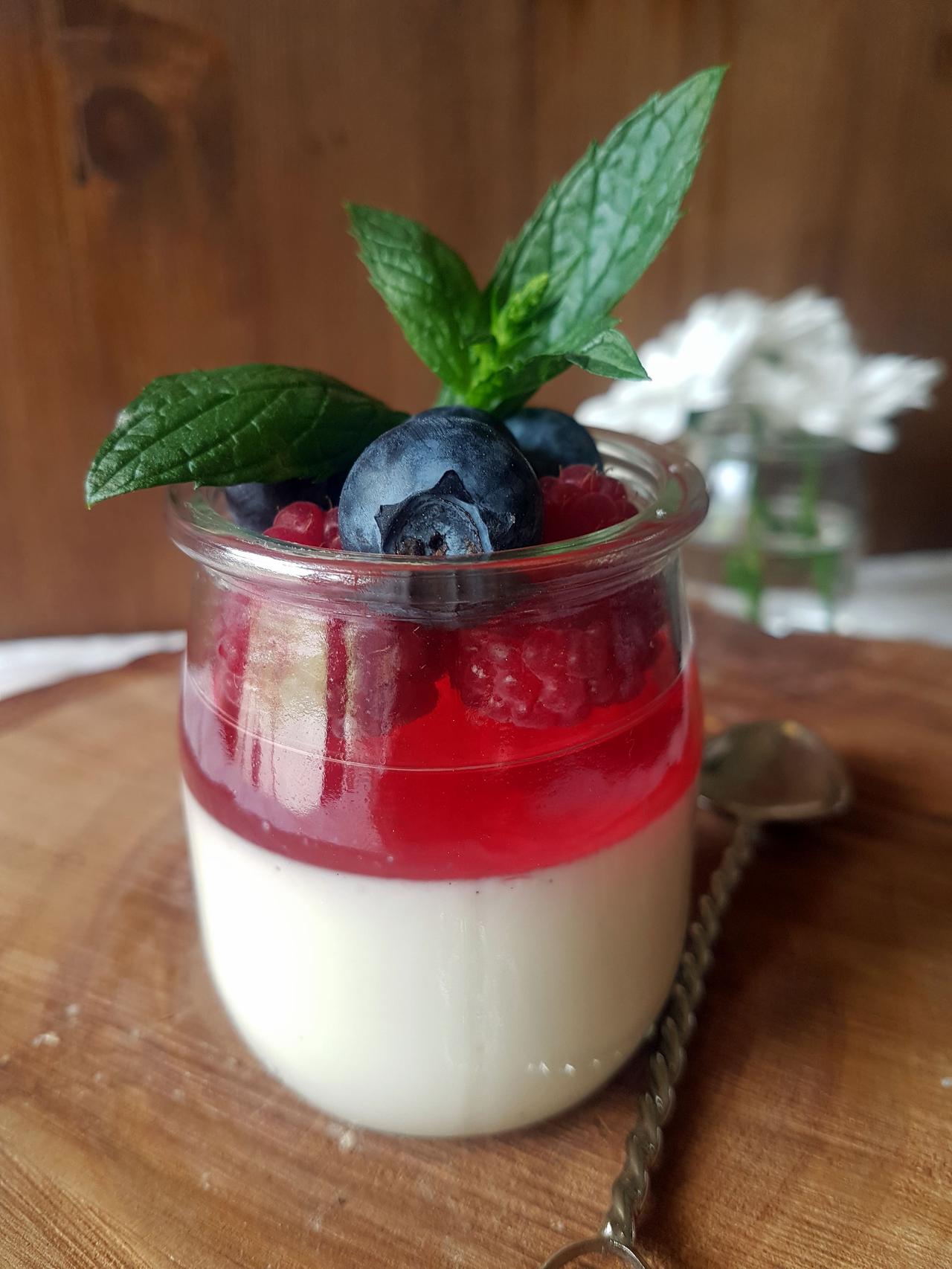 waniliowa panna cotta w słoiczku