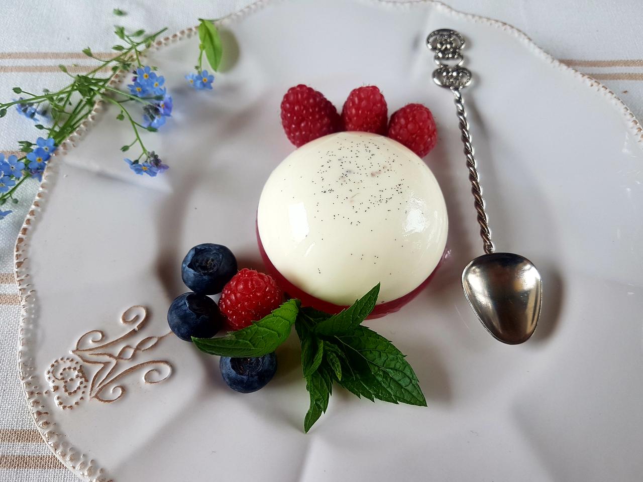 waniliowa panna cotta wersja na talerzu