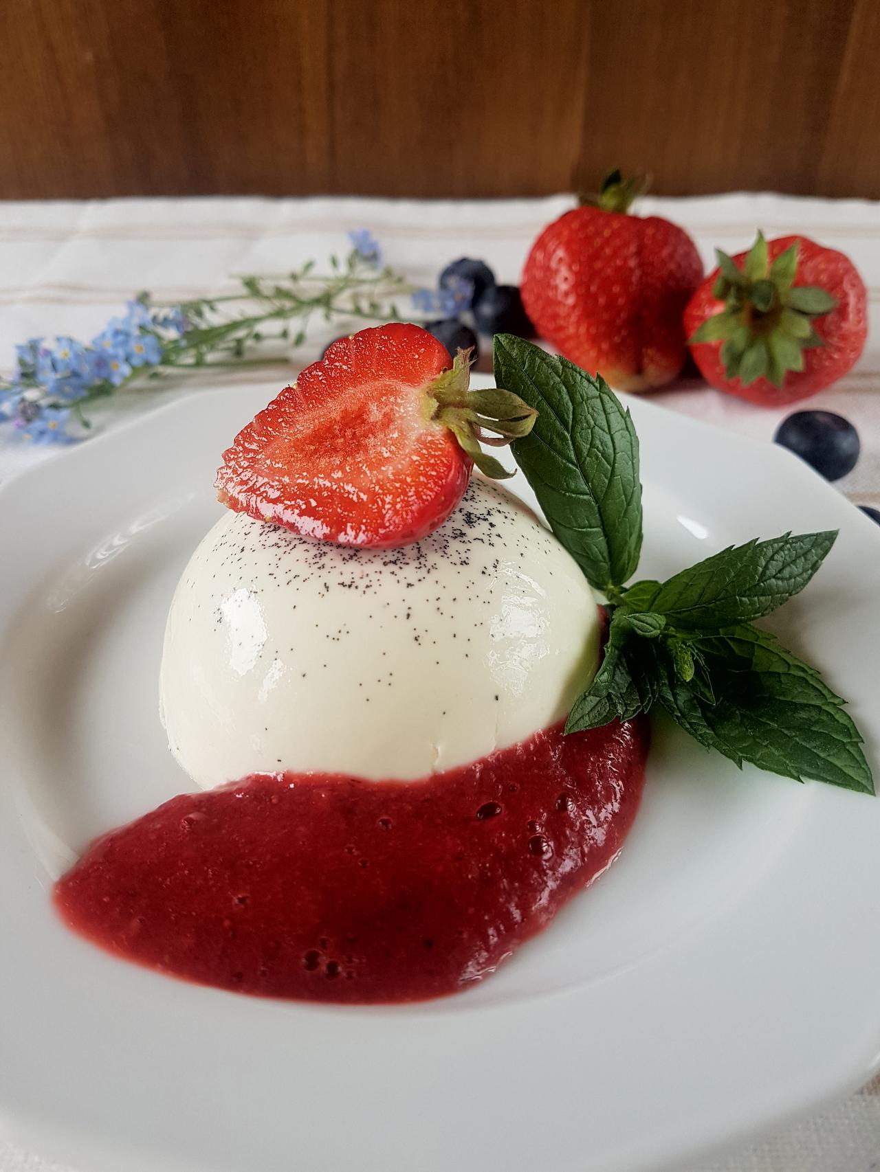 waniliowa panna cotta z musem truskawkowym
