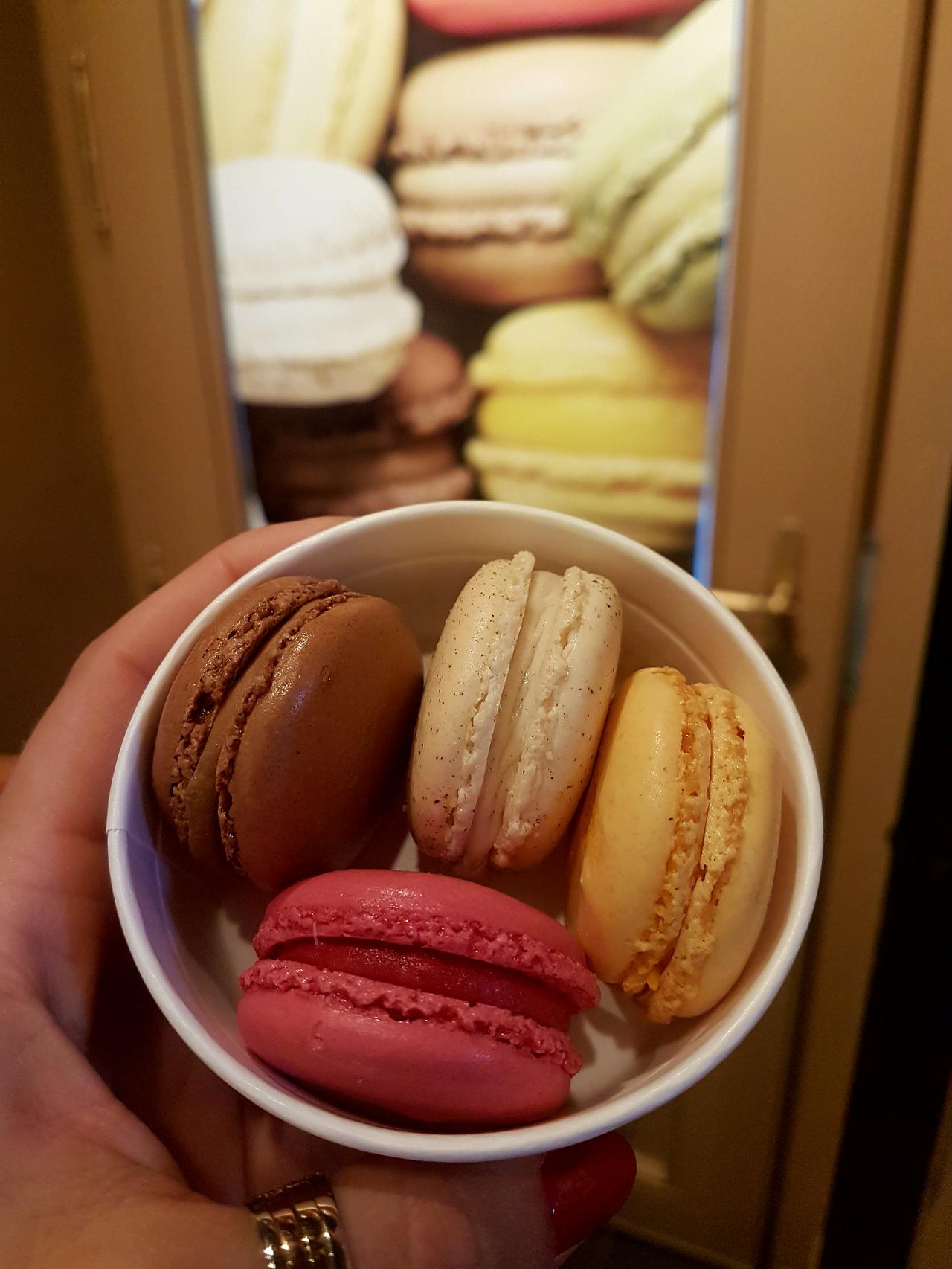 makaroniki w Amorino Praga