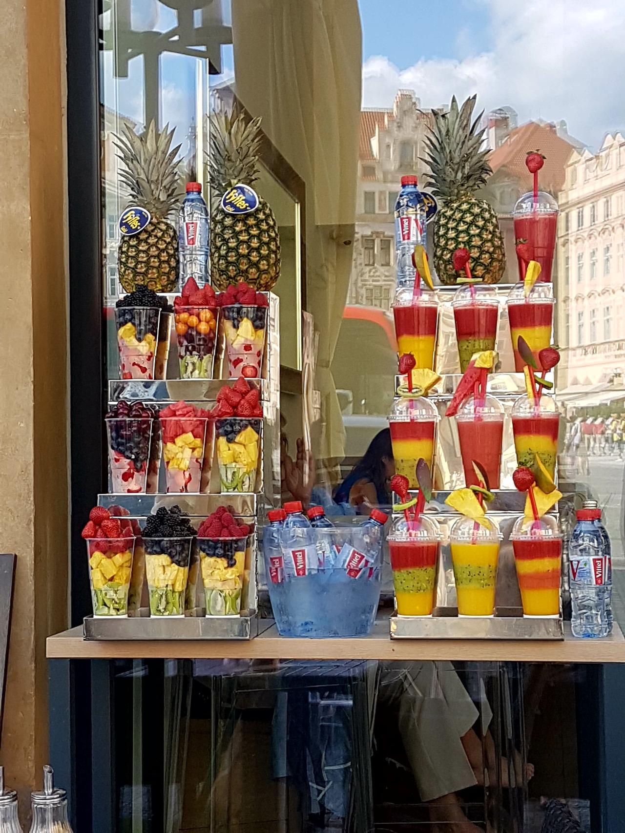 owoce i koktajle ulice Pragi