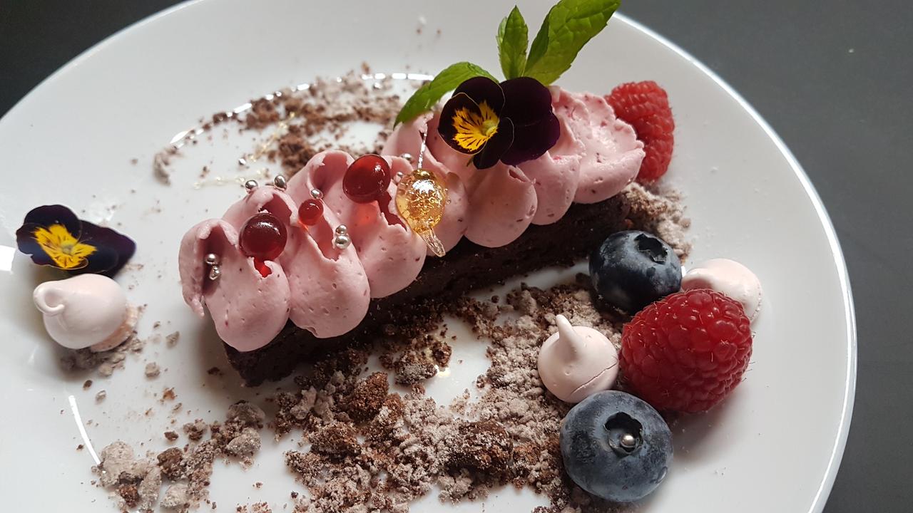 czekoladowy fondant deser na talerzu