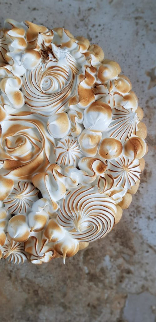 tarta z beza wloska i lemon curd spalona palnikiem