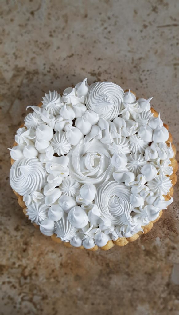 tarta z lemon curd i beza wloska przed spaleniem palnikiem