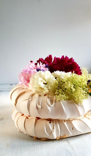 tort bezowy z kwiatami